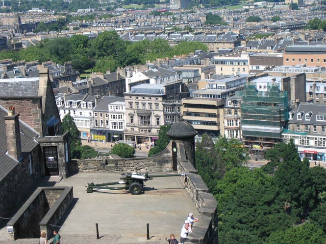 The one o'clock gun at the castle
